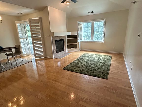Living room & gas fireplace