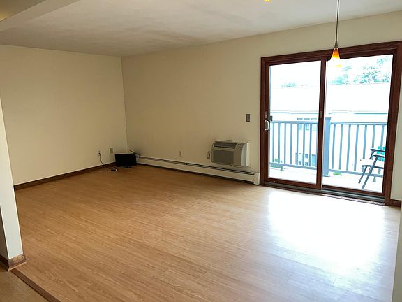 4th image of 21 Village Ct