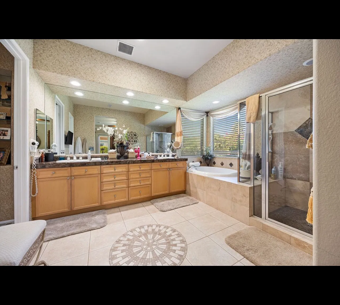 3 bed, 2.5 bath, 2700 sqft, $6,000 — Photo 4