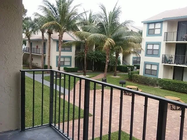 Two Bedroom Two Bathroom!! Waterfront Community — Photo 2