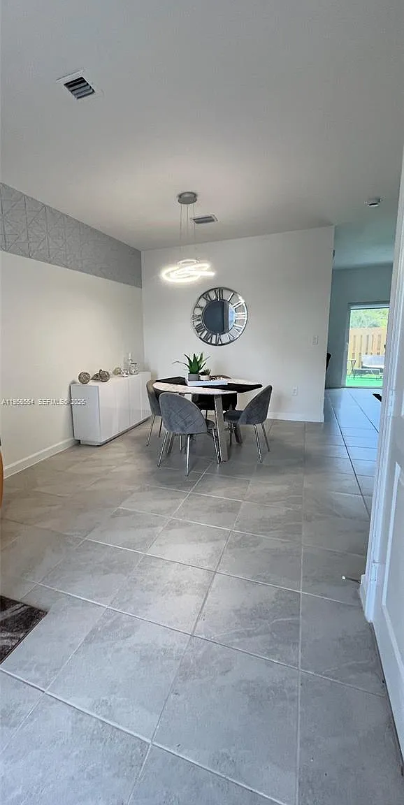 3 bed, 2.5 bath, 1410 sqft, $2,800 — Photo 2
