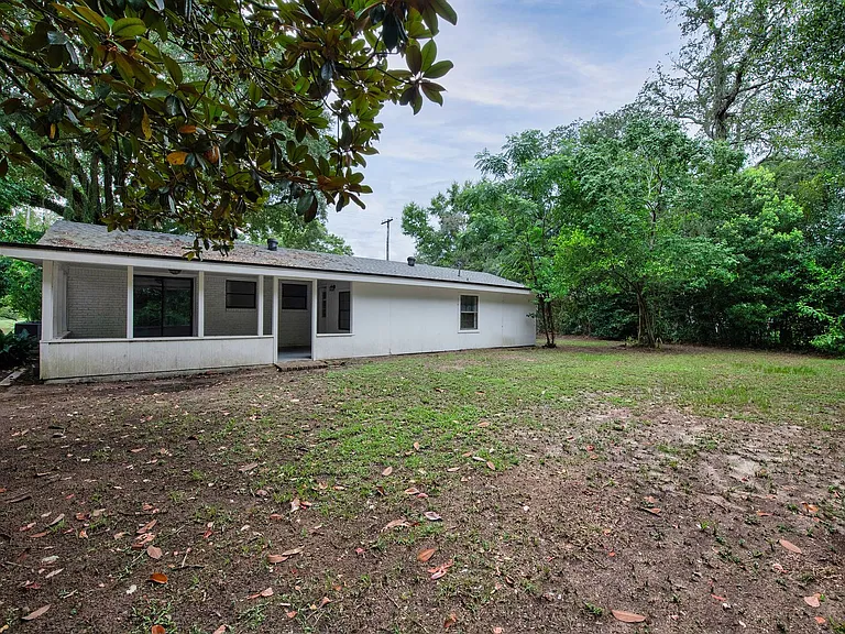 3760 Bayou Blvd — Photo 35