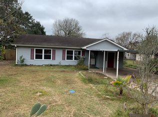 203 Begonia Ln, Highlands, TX 77562