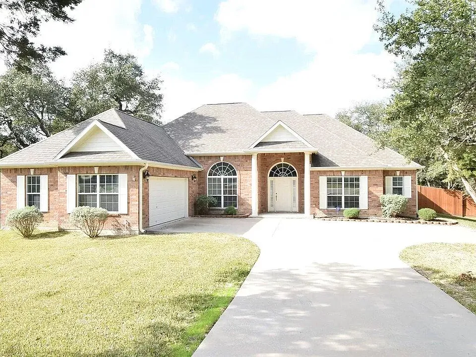 4 Hollywood Ct