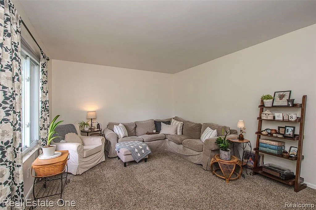 2 bed, 890 sqft, $1,350 — Photo 2