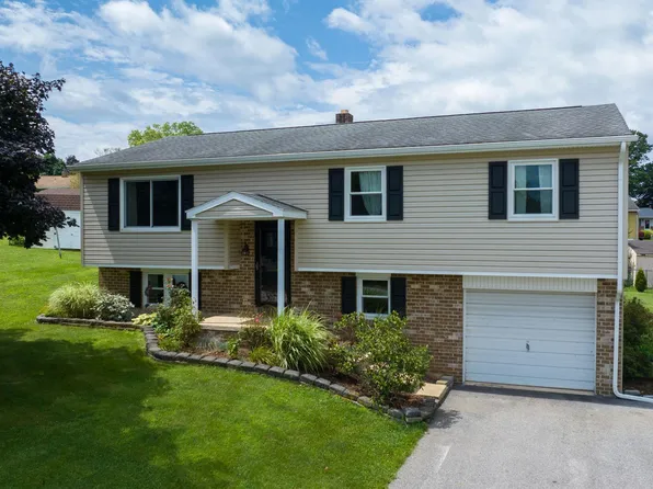 1375 Whispering Springs Dr, York, PA 17408