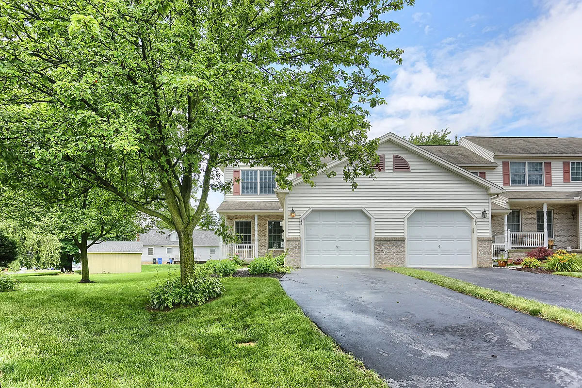 Photo 2 of 23 - 45 Lismore Pl - Mechanicsburg, PA End unit on a cul-de-sac - 45 Lismore Pl