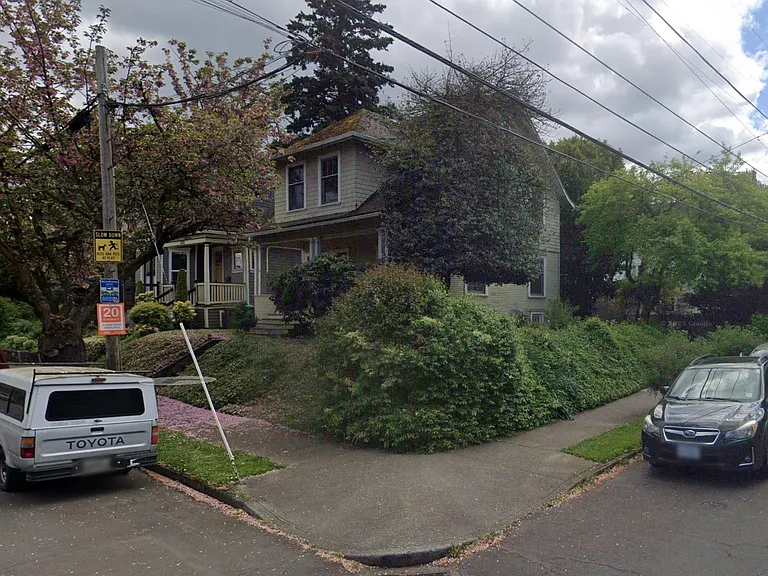3706 SE Yamhill St — Photo 2