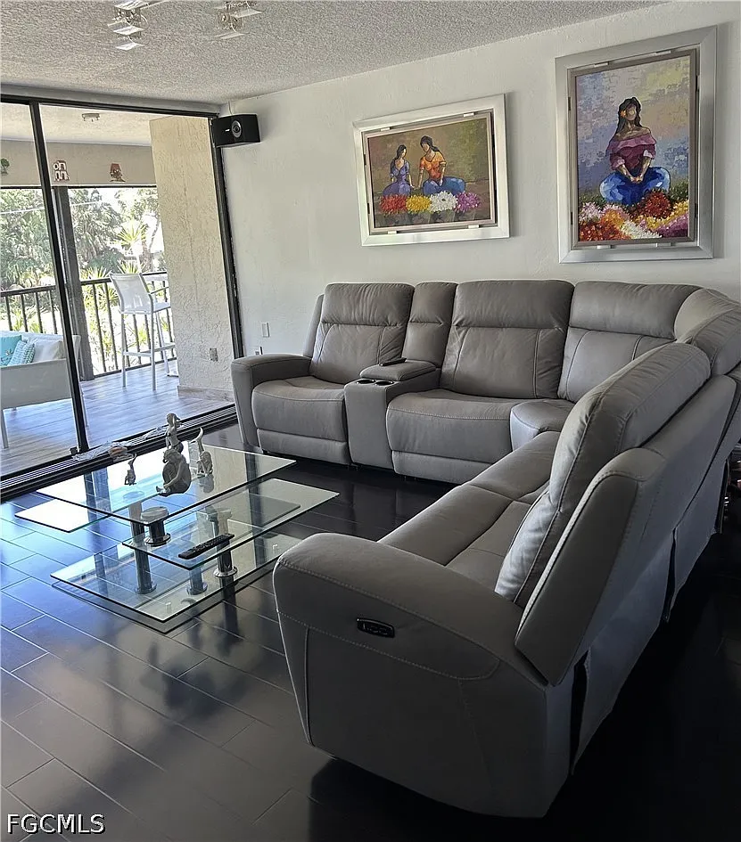3 bed, 2.0 bath, 1572 sqft, $5,500 — Photo 4