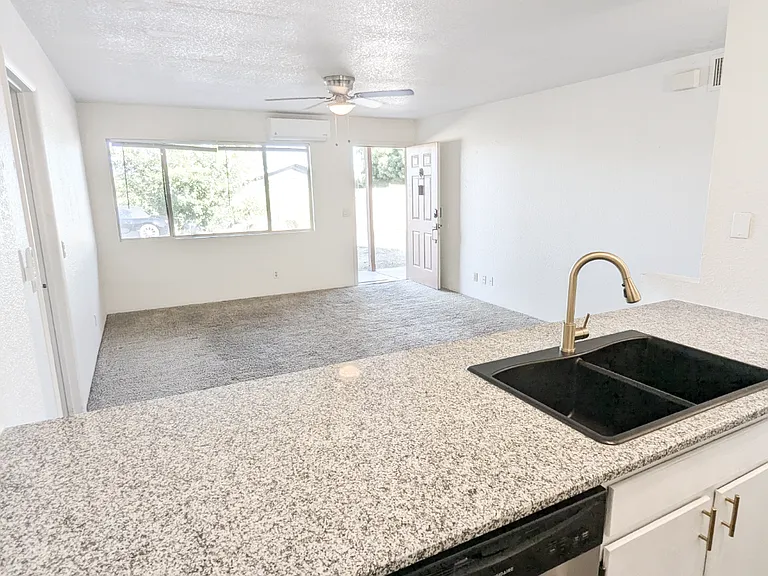 4100 E Mission Ln #D — Photo 4