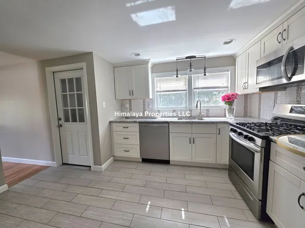 28 Maplewood St Floor 2, West Roxbury, MA 02132