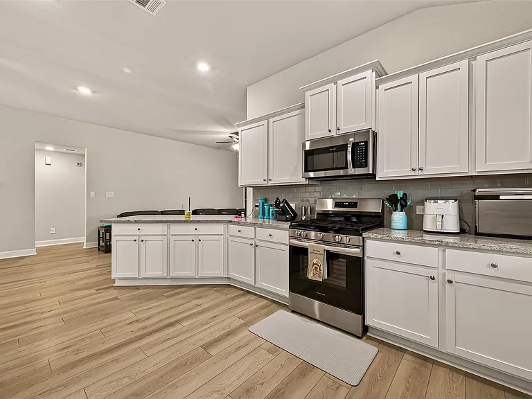 2605 Golden Palms Ln — Photo 18