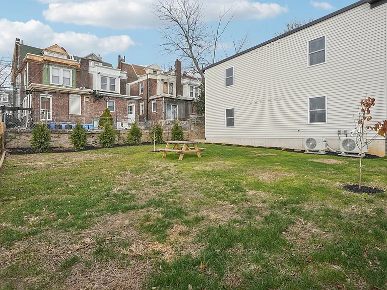 472 Roxborough Ave — Photo 9