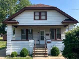 727 9th St, Peru, IL 61354