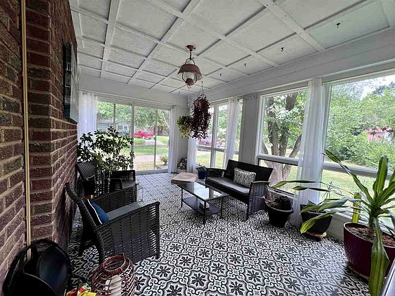 4th image of 131 Elmwood Ave