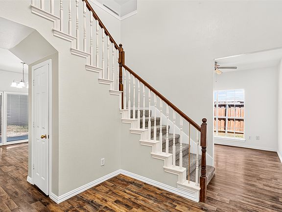 4th image of 1008 Hyde Park Dr