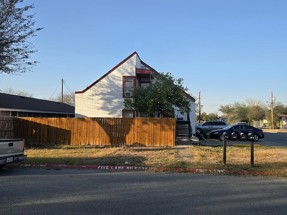 200 W 4th St #1