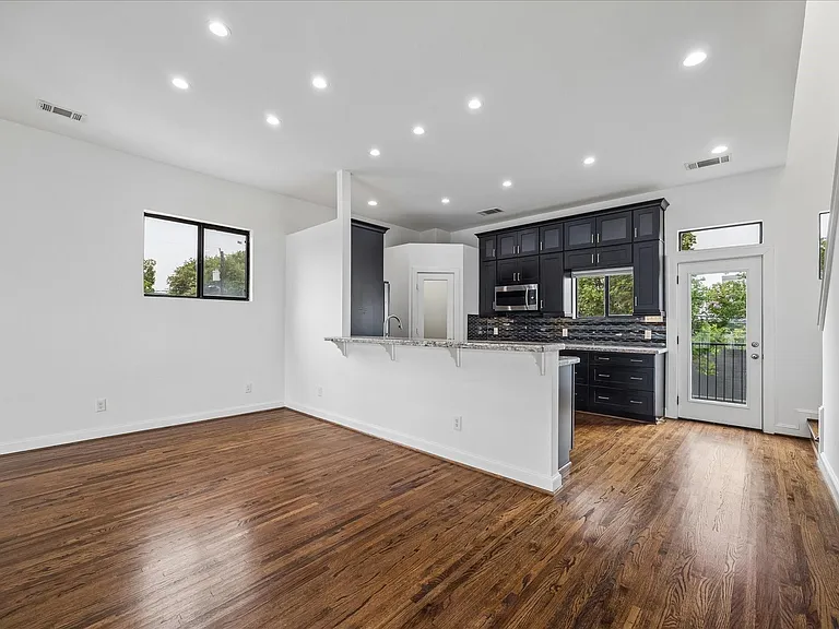 2510 Genesee St — Photo 9