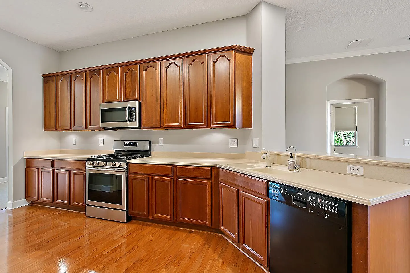 274 Oak Common Ave — Photo 4