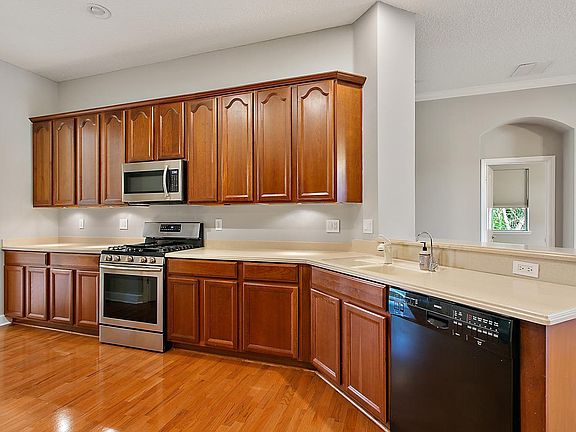4th image of 274 Oak Common Ave
