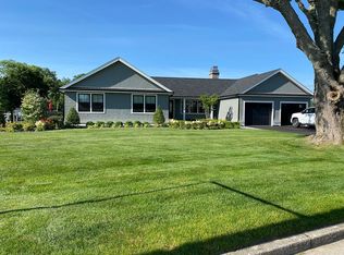 12 Roxbury Ct, Oakdale, NY 11769