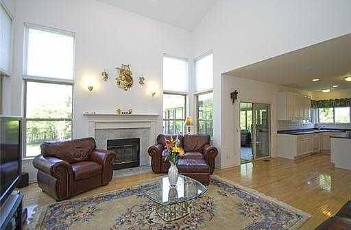3rd image of 586 Hobart Ct