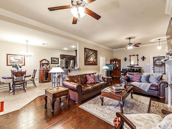 3rd image of 187 Carriage Way