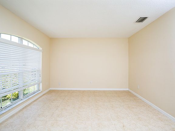 3rd image of 355 SW Majestic Ter