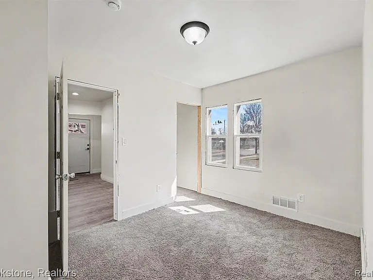 5533 Sheridan St — Photo 16