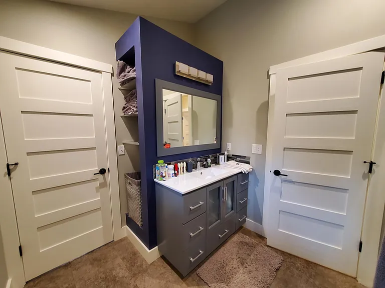 Continental bathroom connect to 1 bedroom and to the hallway.