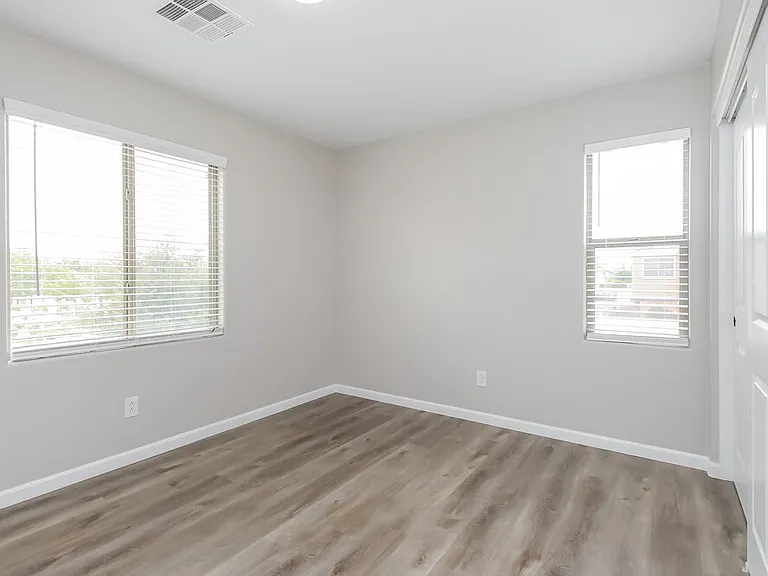 3348 E Franklin Ave — Photo 12