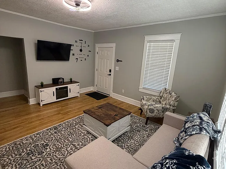 402 N Church St — Photo 29