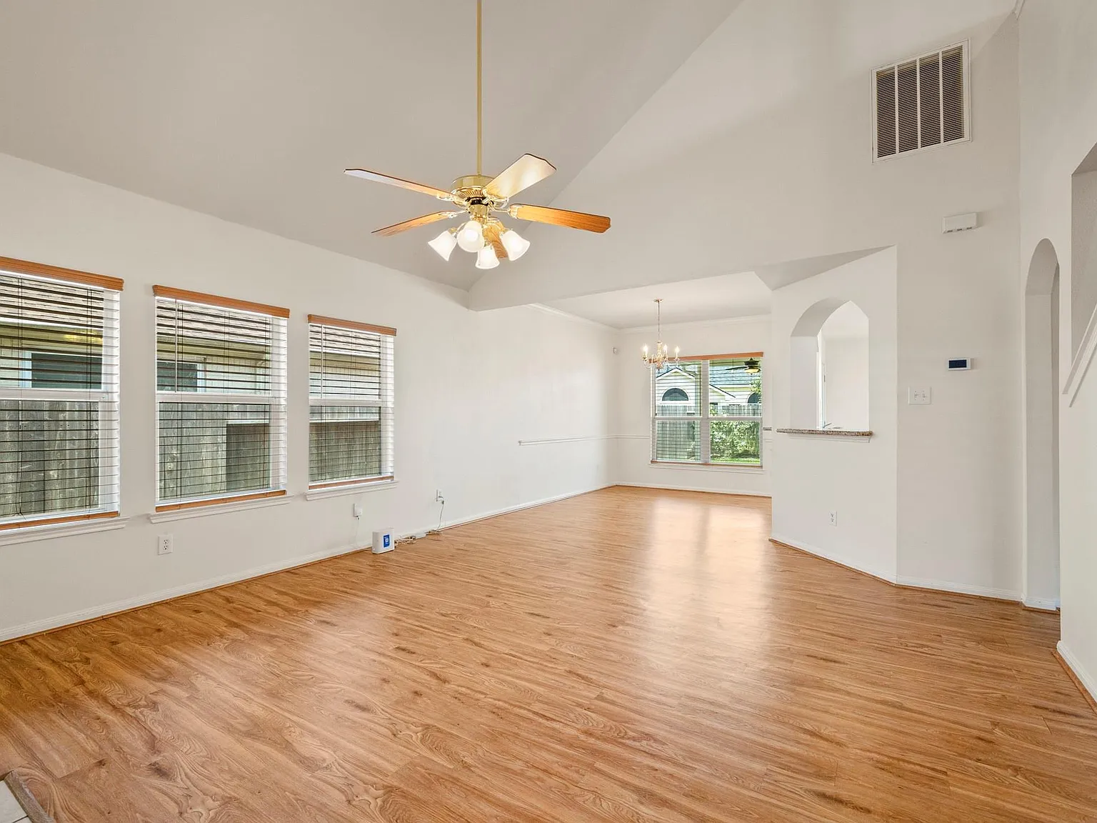 4 bed, 2.5 bath, 2289 sqft, $2,300 — Photo 4