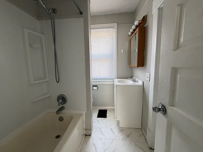 1026 W Grove St — Photo 11