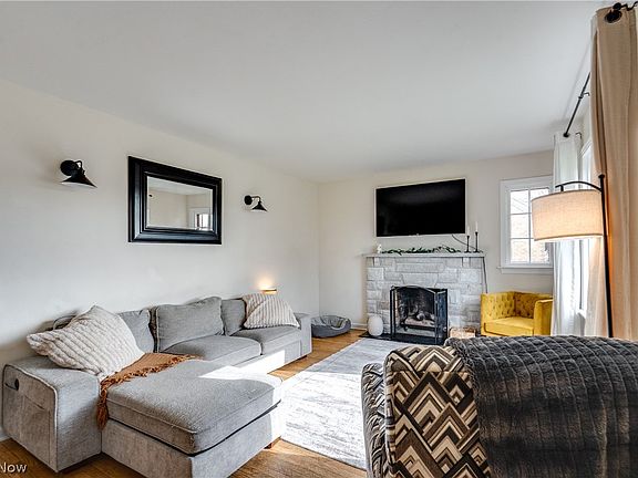 3rd image of 144 Perry Dr NW