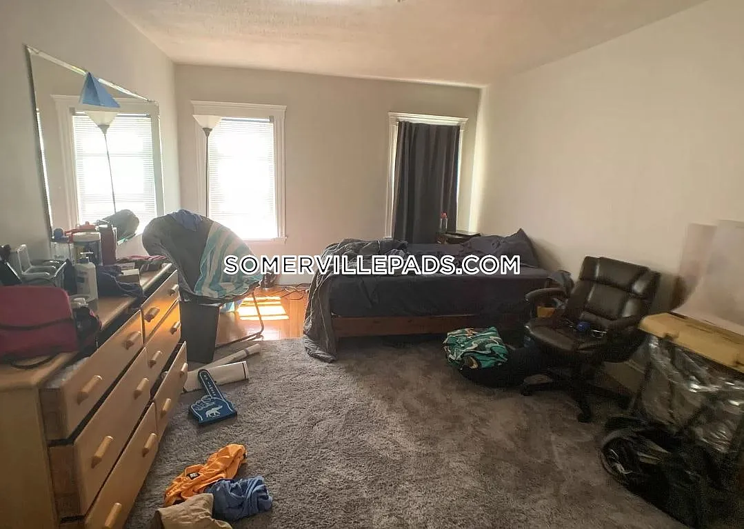 5 bed, 9999 sqft, $6,750 — Photo 2