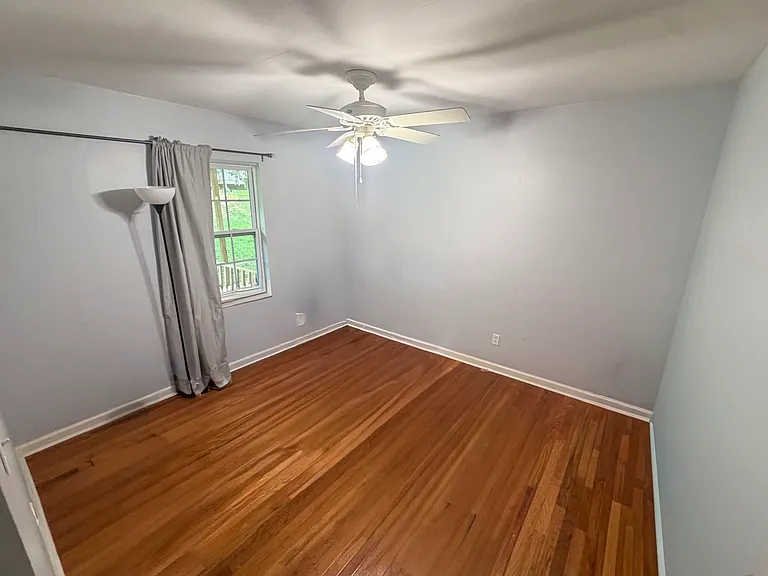 1910 Honeycut Ln — Photo 22