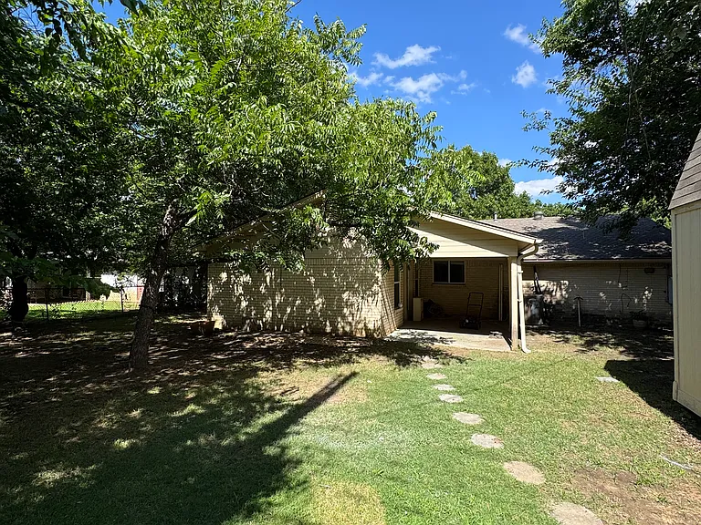 1117 Russell Ln — Photo 10