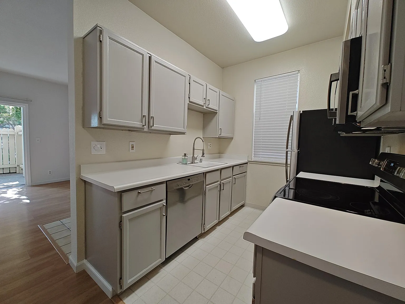 1 bed, 549 sqft, $2,200 — Photo 4