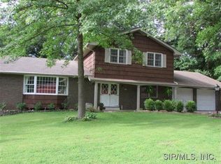 1122 Robert Dr, Godfrey, IL 62035