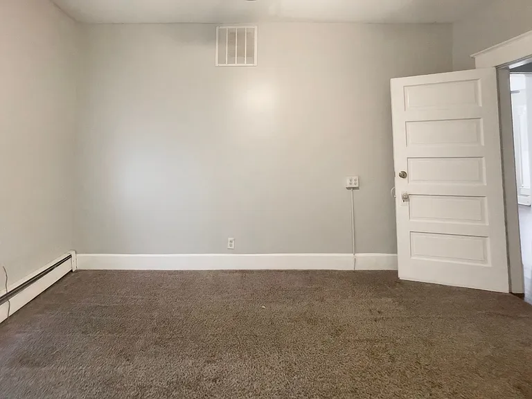 Preleasing For August! Close To Campus — Photo 16