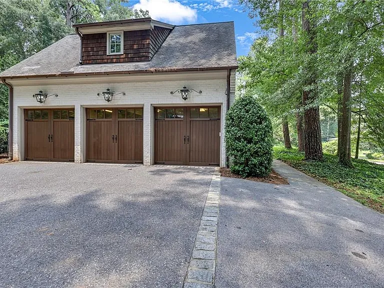 425 Broadland Rd NW — Photo 18