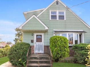 160 Lafayette St, Williston Park, NY 11596