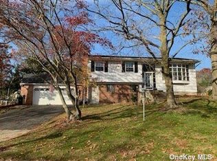 61 Bretton Rd, Hauppauge, NY 11788