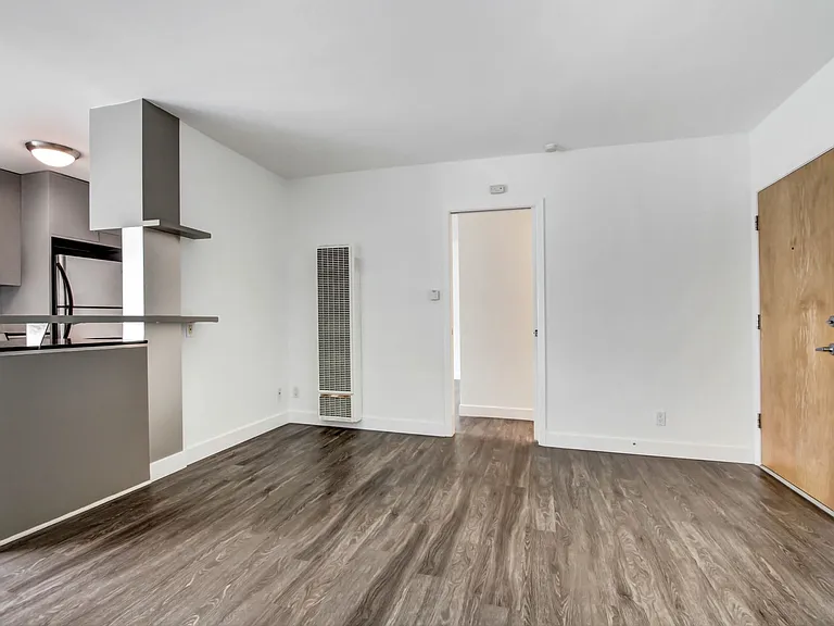 117 Pacific St. in Sant Monica - 1 block to the beach and Main St! — Photo 11