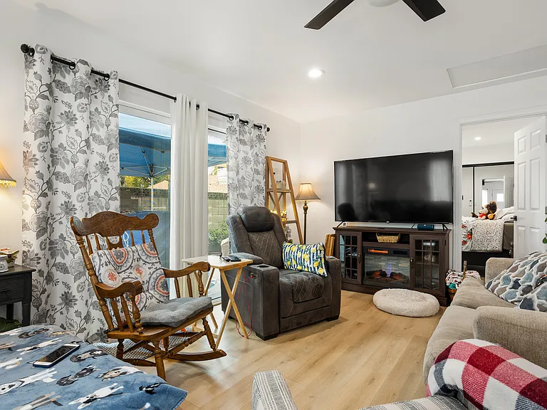 1422 N San Antonio Ave #B — Photo 6