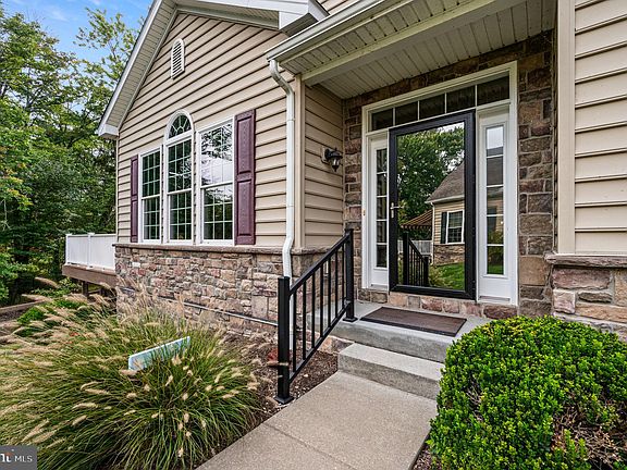 3rd image of 1521 Honeysuckle Ct