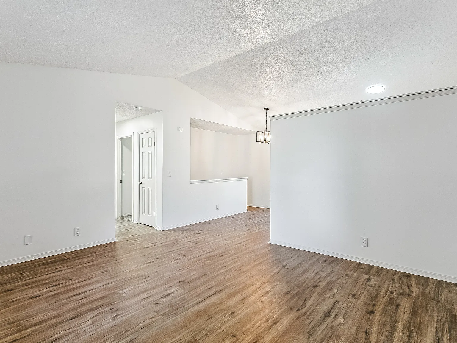 2 bed, 950 sqft, $1,050 — Photo 2