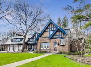 925 E Illinois Rd, Lake Forest, IL 60045