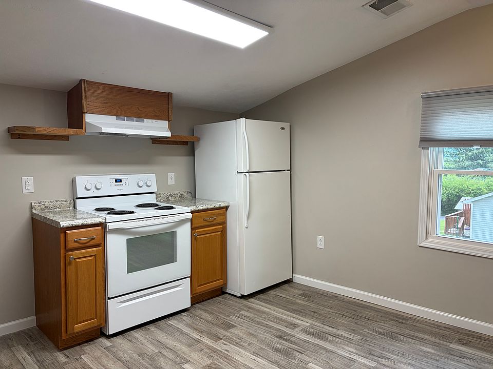 Kitchen with self-cleaning oven, dishwasher and icemaker in freezer